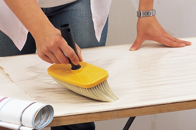 Keo dán giấy là nguyên liệu để tạo sự kết dính vững chắc giữa giấy và bề mặt tường