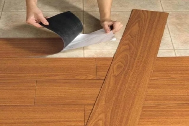 Sản phẩm sàn nhựa vân gỗ sẵn keo