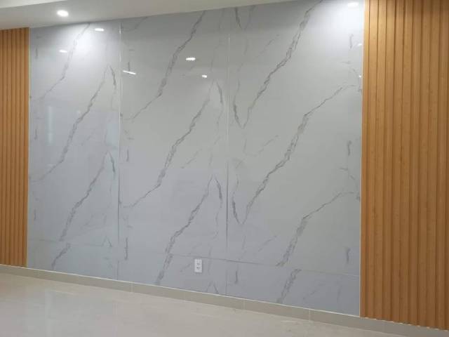 Tấm ốp nhựa PVC vân đá là vật liệu được nhiều người ưa chuộng
