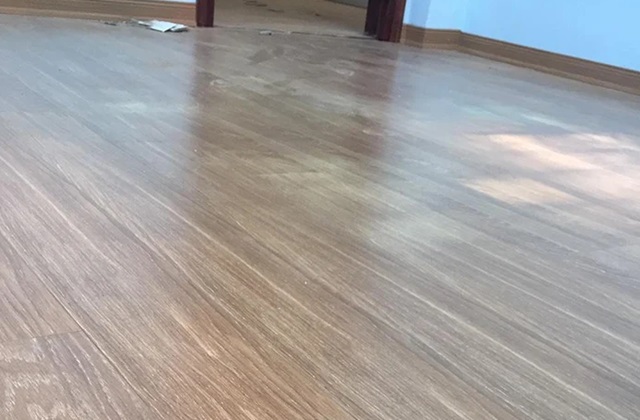 Thi công sàn nhựa giả gỗ có chi phí thấp hơn so với các vật liệu lót sàn khác
