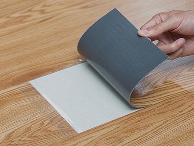 Việc thi công sàn nhựa giả gỗ có sẵn keo dán rất đơn giản, dễ dàng