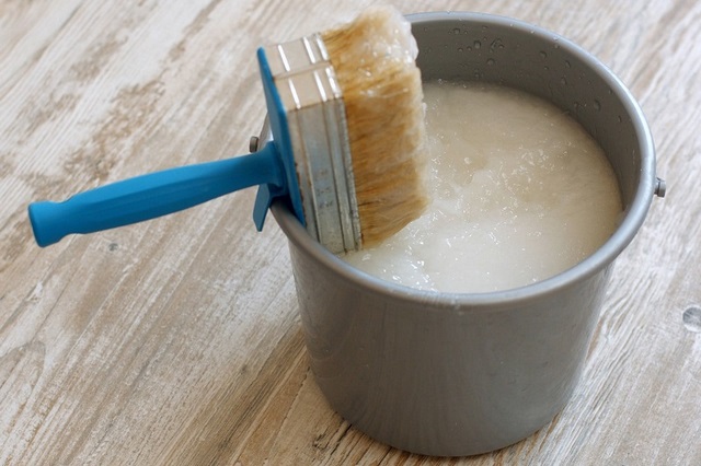 Keo bột phải pha chế với nước và keo sữa Keo bột phải pha chế với nước và keo sữa