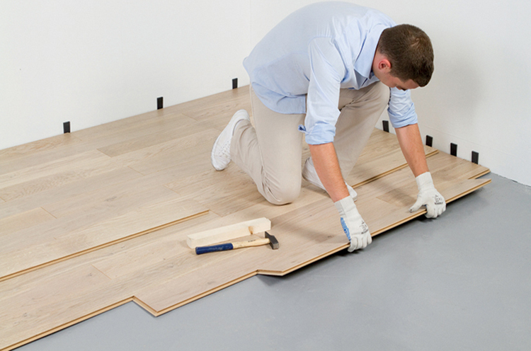 Khu vực thi công sàn gỗ cần đảm bảo bằng phẳng, sạch sẽ, khô ráo