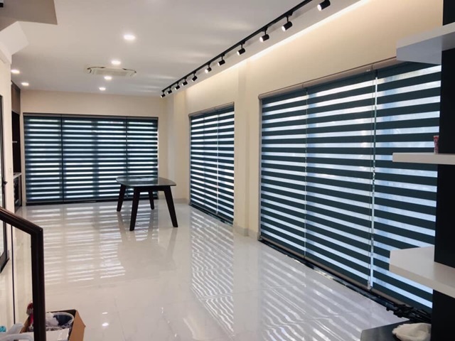 Thi công rèm cầu vồng cần chú ý đến chất lượng và màu sắc của rèm