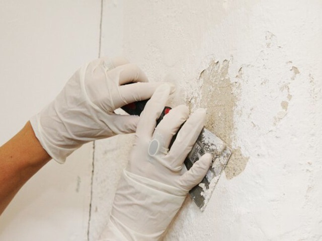 Trước khi dán giấy cần xử lý bề mặt tường một cách cẩn thận Trước khi dán giấy cần xử lý bề mặt tường một cách cẩn thận