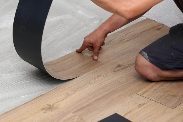 Vấn đề quan trọng khi lắp đặt sàn nhựa là cần xử lý bề mặt nền kỹ lưỡng
