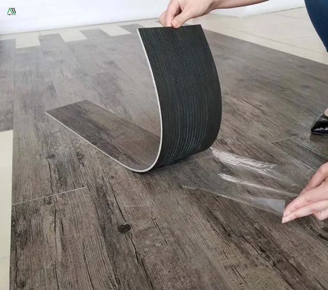Việc thi công sàn nhựa tự dán rất đơn giản