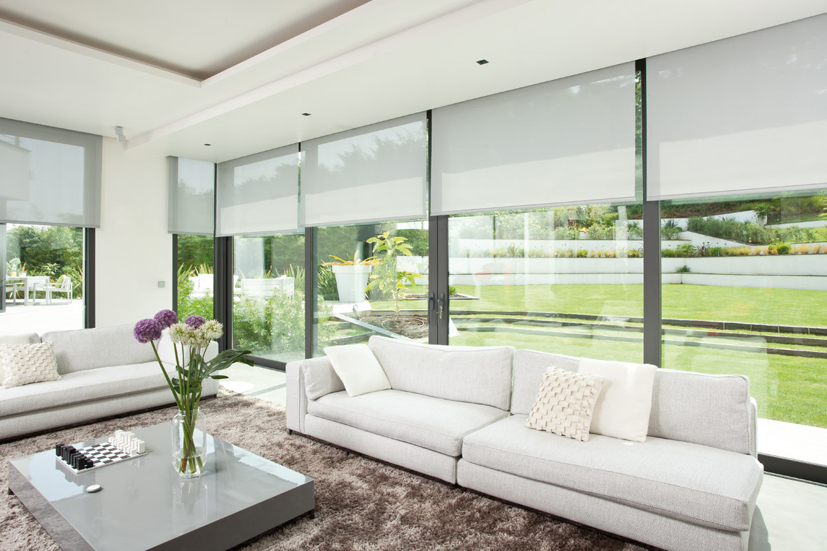 Rèm cuốn cản sáng tuyệt đối cho căn hộ hiện đại tại Thủ Đức giúp không gian mát mẻ